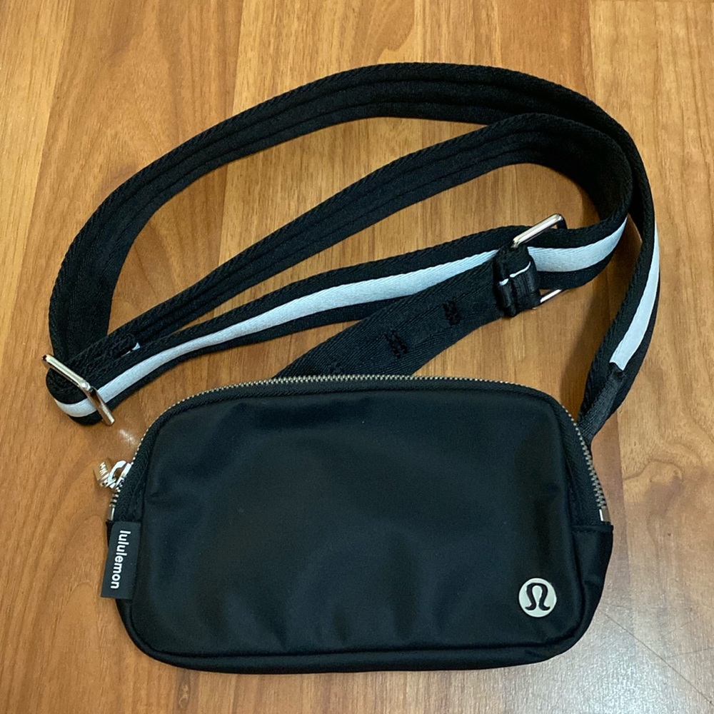 ❤️ Lululemon Everywhere Crossbody Bag Black and White NWOT